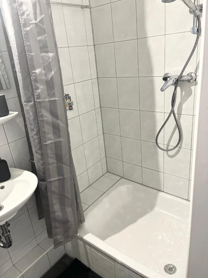 Gemuetliches Zentrales Apartment 2 Min Bis Du Hbf Duisburg Bagian luar foto